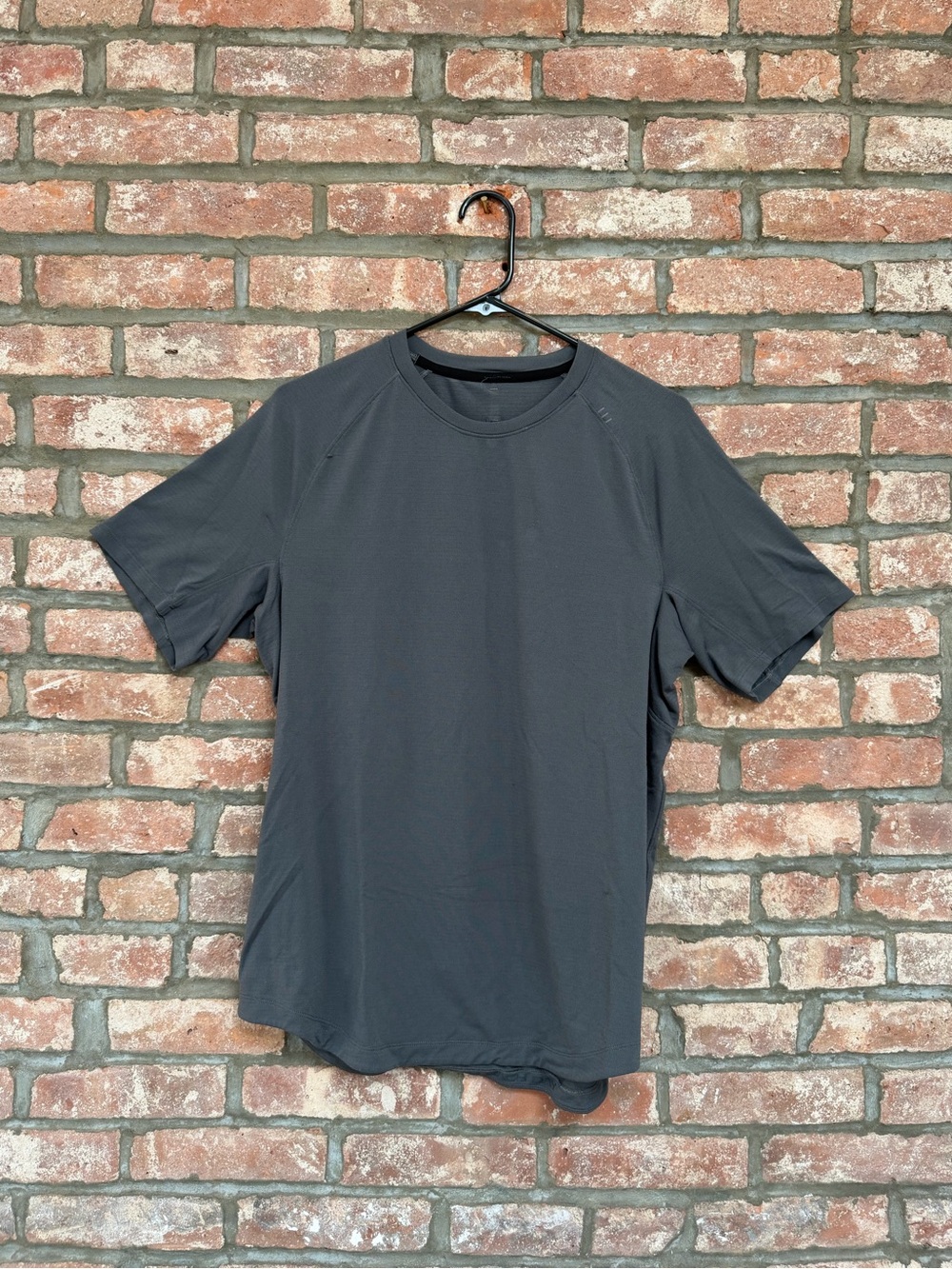 Lululemon License To Train Tee Shirt in Onyx Grey (M)